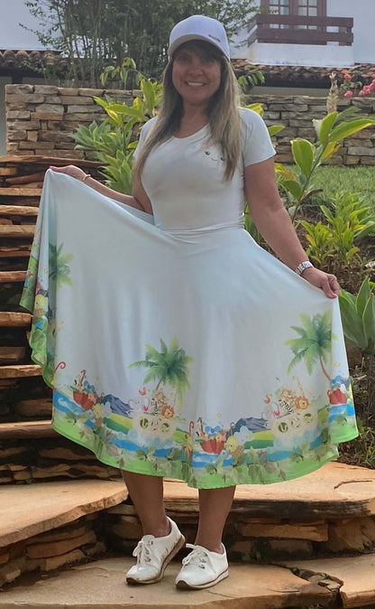 Vestido branco ao ar livre, com rostinho de nuvem no peito e cena de animais e palmeiras com faixa verde na barra.