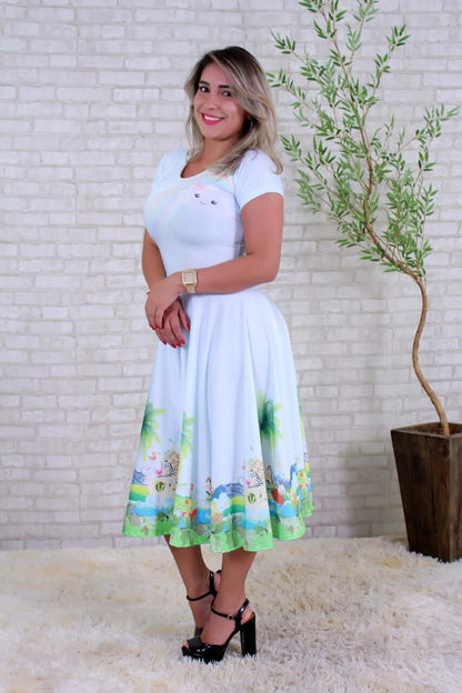 Frente do vestido branco com nuvem de rostinho sob arco-íris no peito e elefante, zebra, leão e flamingo na barra.