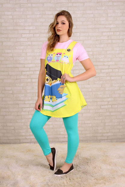 Modelo veste peça amarela com três corujas coloridas num galho e coruja de capelo lendo livro no peito.