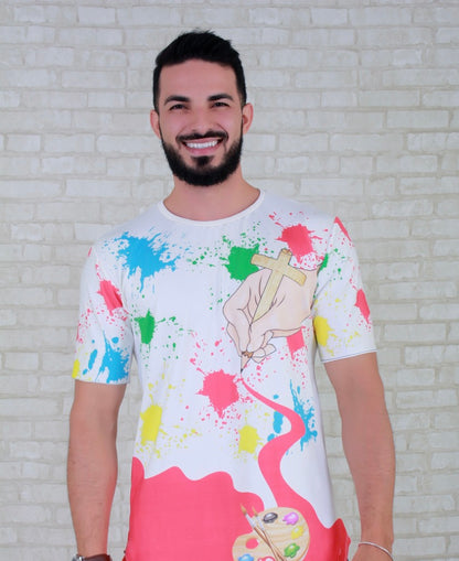 Modelo veste camiseta off-white com respingos de tinta, a cruz como pincel e paleta na barra.