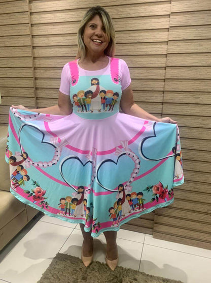 Modelo em casa abre a saia azul-claro com corações e fita pink, com a cena das crianças repetida.
