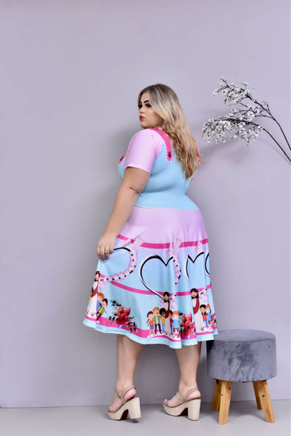Costas do vestido azul-claro com corações, fita pink e crianças com a figura de túnica na barra.