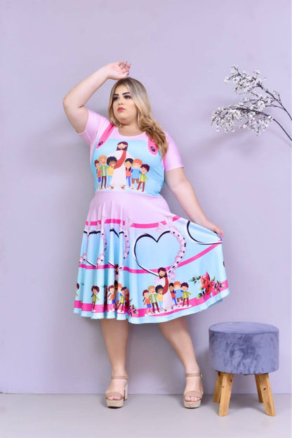 Vestido azul-claro com Jesus e as crianças no peito, corações contornados em preto e fita pink na saia.