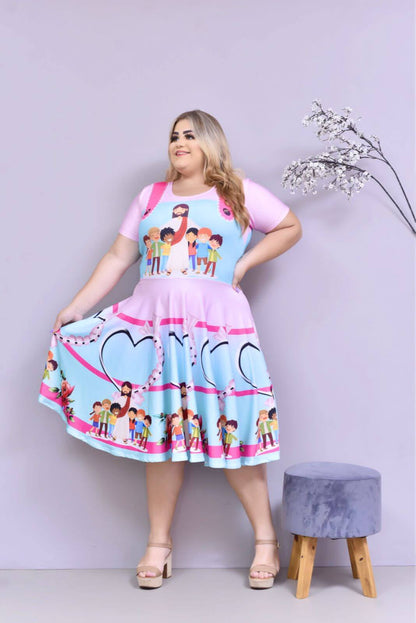 Modelo veste vestido azul-claro com Jesus de túnica e seis crianças de mãos dadas no peito e corações na saia.