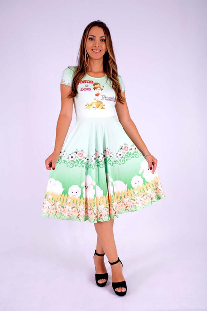 Frente do vestido verde-água com pastor e ovelha no peito e saia com ovelhinhas, cerca dourada e flores.