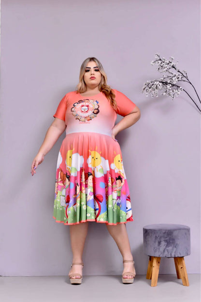 Modelo veste vestido coral com círculo de despertador e crianças no peito e crianças brincando na saia.