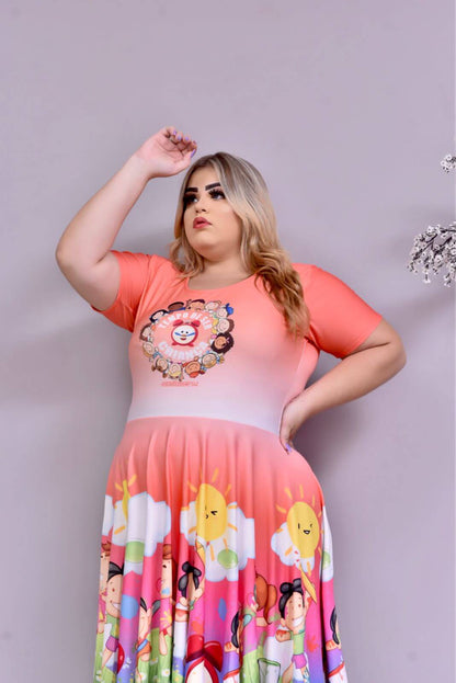 Modelo veste vestido coral com despertador e frase Tempo de Ser Criança no peito, crianças pintando na saia.